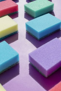 Bulaşık yıkamak için çok renkli dikdörtgen süngerler