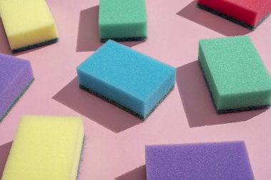 Bulaşık yıkamak için çok renkli dikdörtgen süngerler