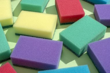 Bulaşık yıkamak için çok renkli dikdörtgen süngerler