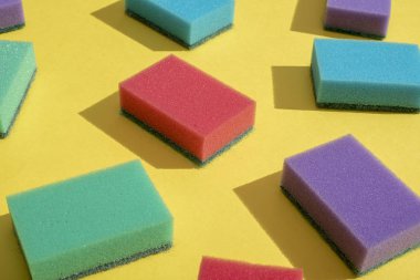 Bulaşık yıkamak için çok renkli dikdörtgen süngerler