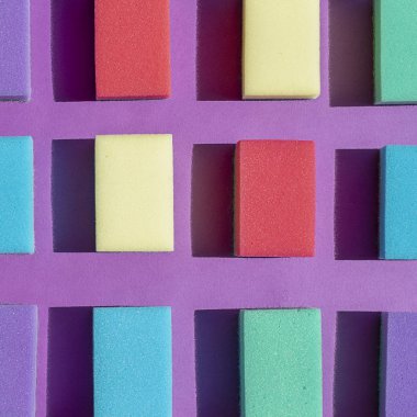 Bulaşık yıkamak için çok renkli dikdörtgen süngerler. Düz yatıyordu