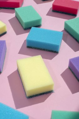 Bulaşık yıkamak için çok renkli dikdörtgen süngerler