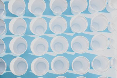 Tek kullanımlık plastik beyaz boş bardak