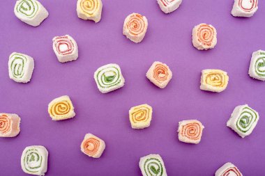 Mor üzerinde farklı renkler Türk tatlılar