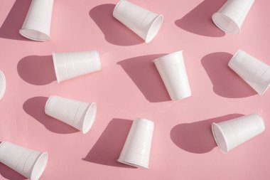 Tek kullanımlık plastik beyaz boş bardak