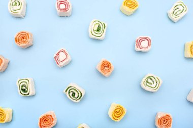 Mavi üzerinde farklı renklerde Türk tatlılar