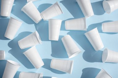 Tek kullanımlık plastik beyaz boş bardak
