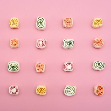 Pembe farklı renklerde Türk tatlılar