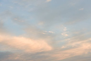 Akşam gün batımında gökyüzünde güzel bulutlar