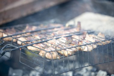 Domuz ızgara üzerinde hazırlanıyor.