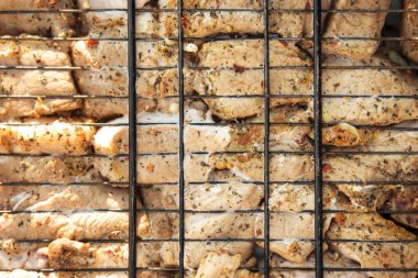 Domuz ızgara üzerinde hazırlanıyor.