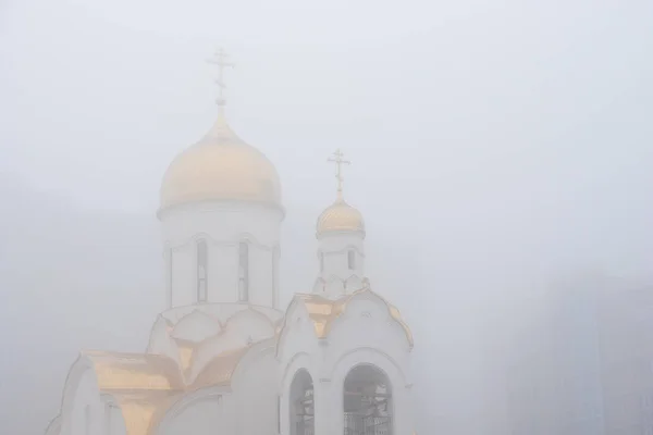 Православна церква з золотими куполами — стокове фото