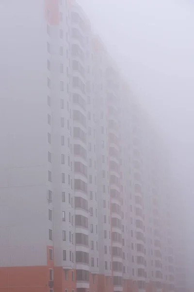 Résidentiel à plusieurs étages pendant le brouillard — Photo