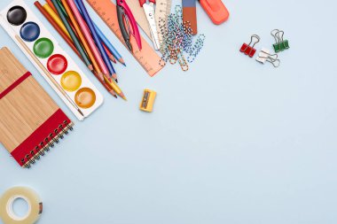 Kırtasiye malzemeleri geri konseptiyle okul için