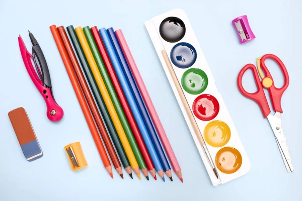 Kara tahta arka plan üzerinde okul malzemeleri