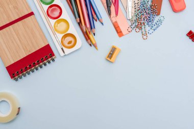 Kırtasiye malzemeleri geri konseptiyle okul için