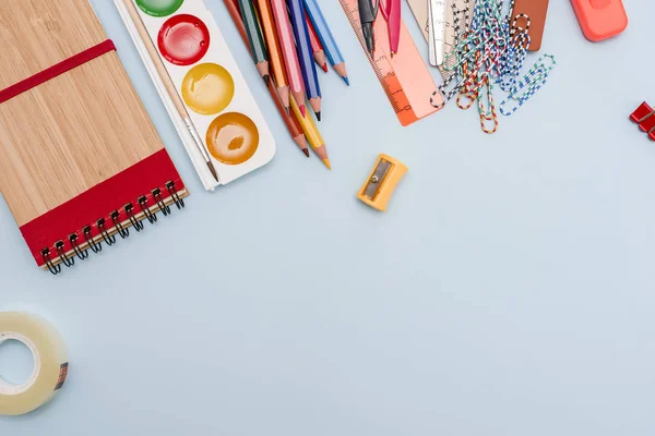 Concept de retour à l'école avec fournitures de papeterie — Photo