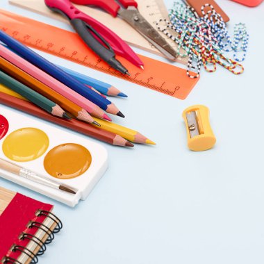 Okula dönelim. Okul için eşyalar