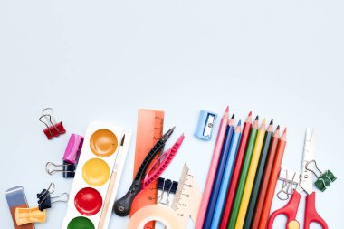 Okula dönelim. Okul için eşyalar