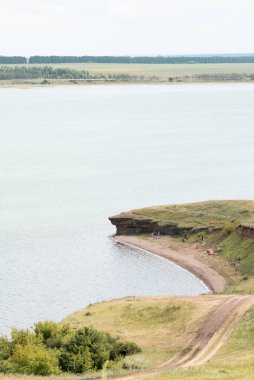 Güneşli bir yaz gününde berrak mavi suyu olan güzel bir göl. Peyzaj.