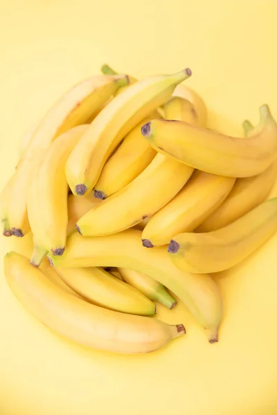 Gele Bananen Een Gele Achtergrond Verse Heerlijke Gearomatiseerde Natuurlijke Bananen — Stockfoto