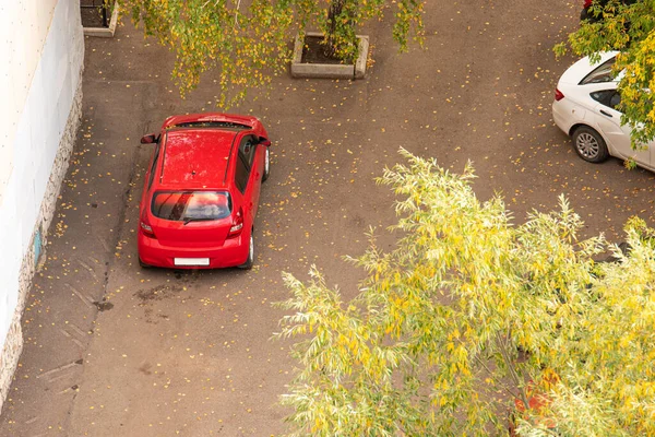 Красная Машина Осенний День Дворе Вид Сверху — стоковое фото