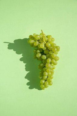 Yeşil arka planda üzümler. Bir sürü. Doğal güneş ışığı.