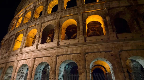 Colisée romain la nuit à Rome, Italie — Photo