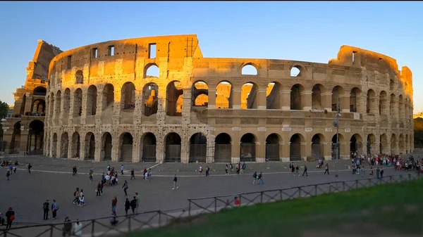 Romeinse Colosseum en toeristen bij zonsondergang in Rome, Italië — Stockfoto