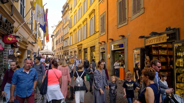 Pessoas Comprando em uma rua estreita em Roma, Itália — Fotografia de Stock