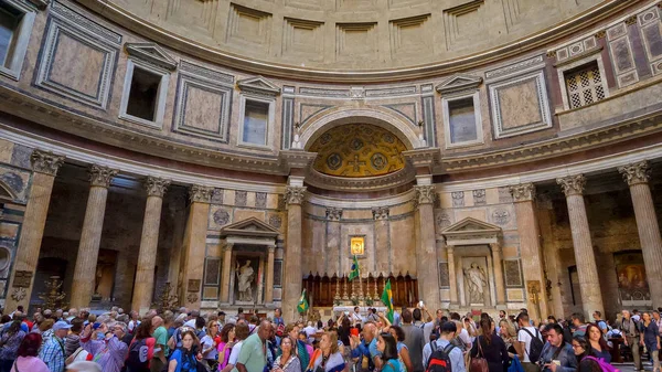 Touristes dans le Panthéon à Rome, Italie — Photo
