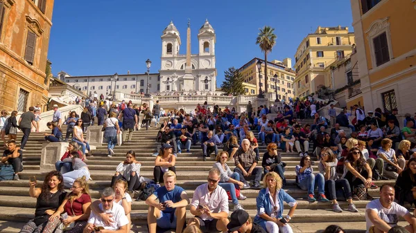 Spanska trappan och turister på Piazza di Spagna i Rom, Italien — Stockfoto