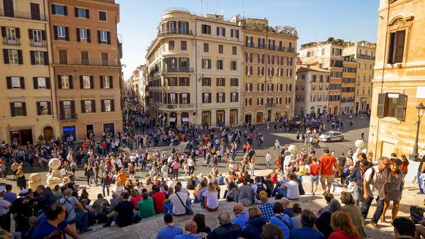 Spaanse trappen en de toeristen op de Piazza di Spagna in Rome, Italië — Stockfoto