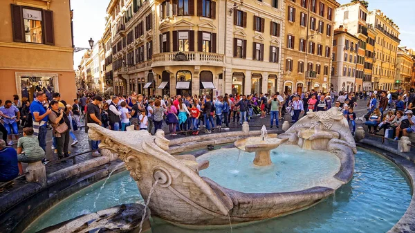 Vattenfontän och turister på Piazza di Spagna i Rom, Italien — Stockfoto