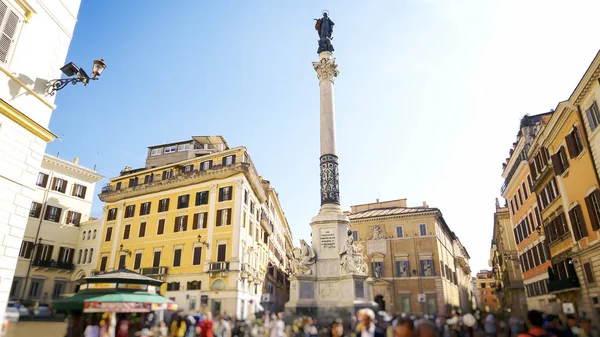 Statua Vergine Maria su colonna in Piazza di Spagna a Roma — Foto Stock