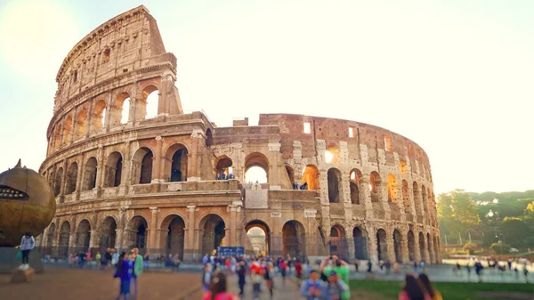 Coliseu Romano e Turistas De manhã cedo em Roma, Itália — Fotografia de Stock