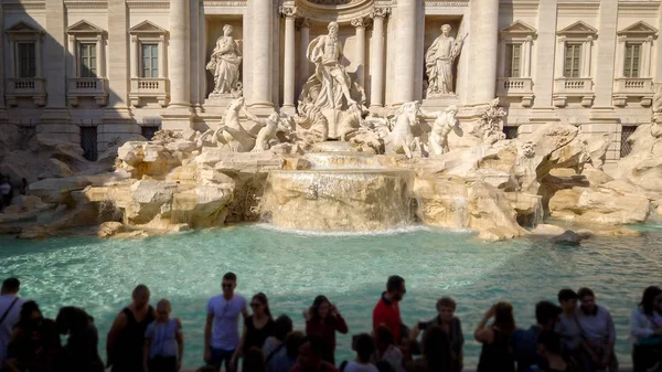 Turistas en la Fontana de Trevi en Roma —  Fotos de Stock