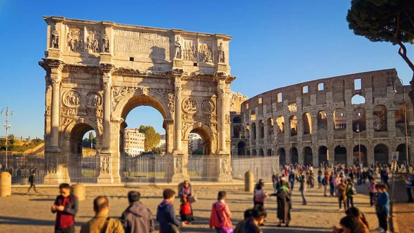 Toeristen bezoeken de boog van Constantijn en het Colosseum in Rome, Italië — Stockfoto