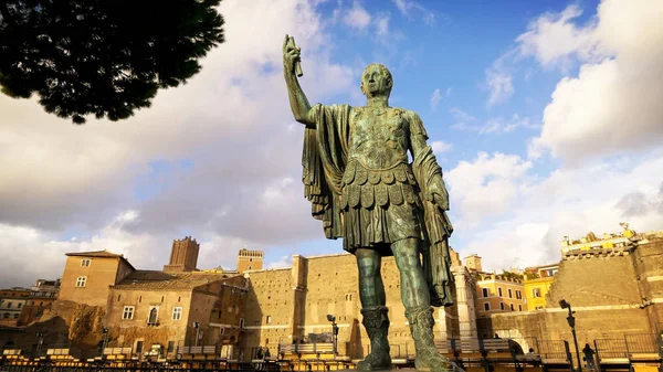 Estátua de Júlio César no Fórum Romano em Roma, Itália — Fotografia de Stock