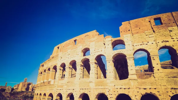 Roman Colosseum Tegen Een Heldere Blauwe Hemel Rome Italië — Stockfoto