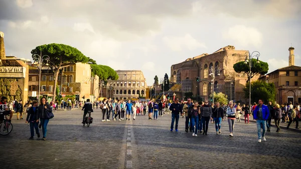 Turistas Caminham Longo Dei Fori Imperiali Fórum Romano Com Coliseu — Fotografia de Stock