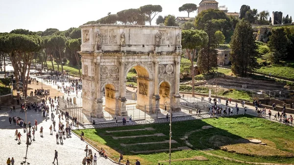 Boog Van Constantijn Omgeven Door Toeristen Rome Italië — Stockfoto