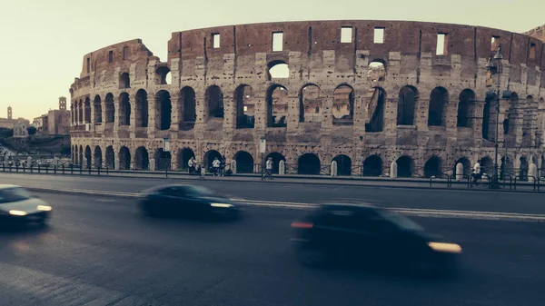 Coliseu Romano e Tráfego em Roma, Itália — Fotografia de Stock