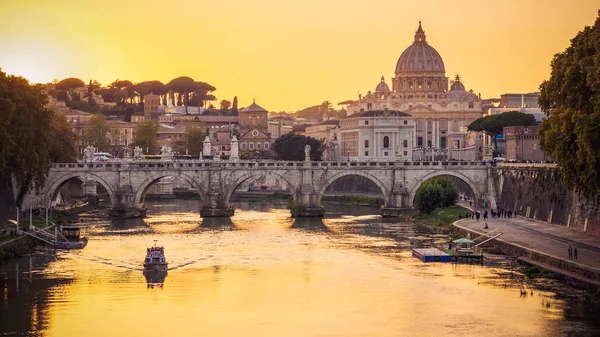 Basilica di San Pietro e Città del Vaticano a Roma, Italia, notte — Foto Stock