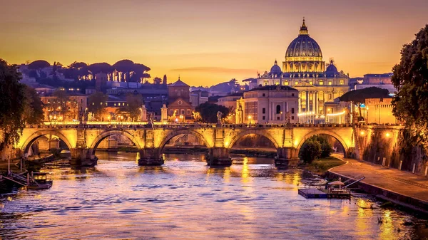 サン ・ ピエトロ寺院とバチカン市国ローマ, イタリア、夜に — ストック写真