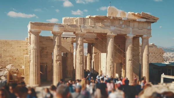 Touristen besuchen antike Ruine an Akropolis in Athen, Griechenland, Menschen verschwommen lizenzfreie Stockbilder