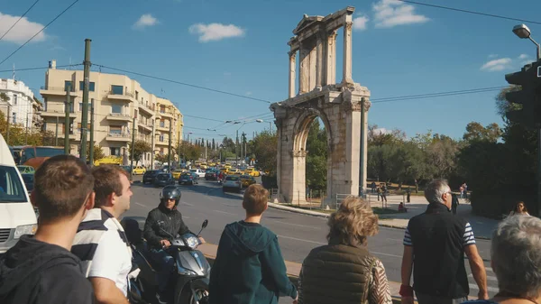 Les touristes traversent la rue Athènes, Arc d'Hadrien en arrière-plan, Grèce — Photo