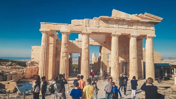 Turistas visitam a antiga ruína na Acrópole em Atenas, Grécia — Fotografia de Stock