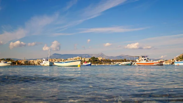 Rybářské čluny na středomořském ostrově Korfu, Řecko — Stock fotografie