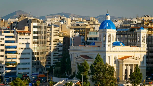 Immeubles d'appartements et église grecque orthodoxe à Athènes, Grèce — Photo